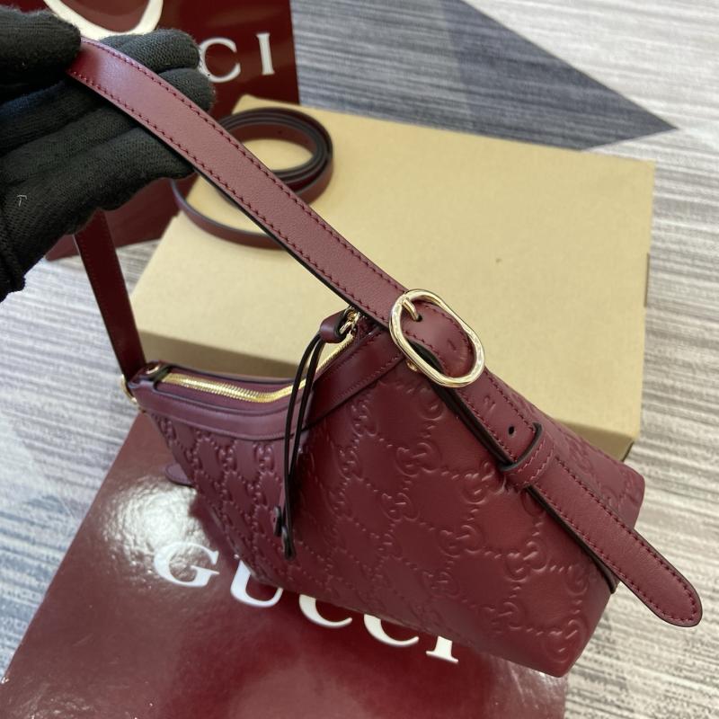 Gucci GG Emblem small shoulder bag Red 847450