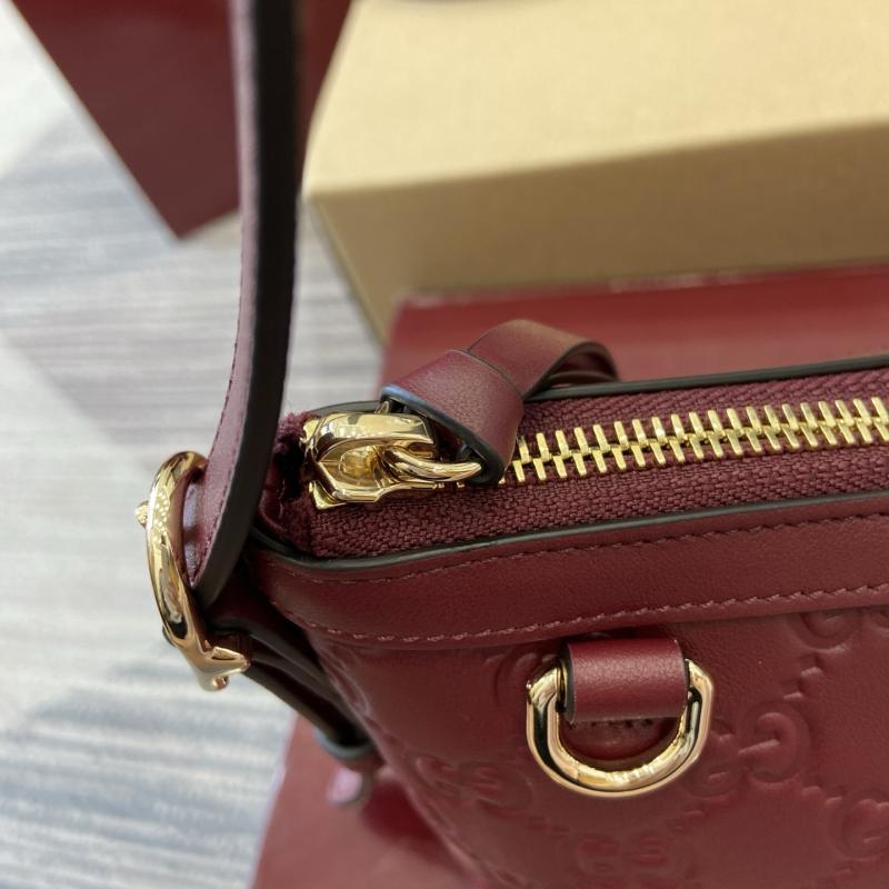 Gucci GG Emblem small shoulder bag Red 847450
