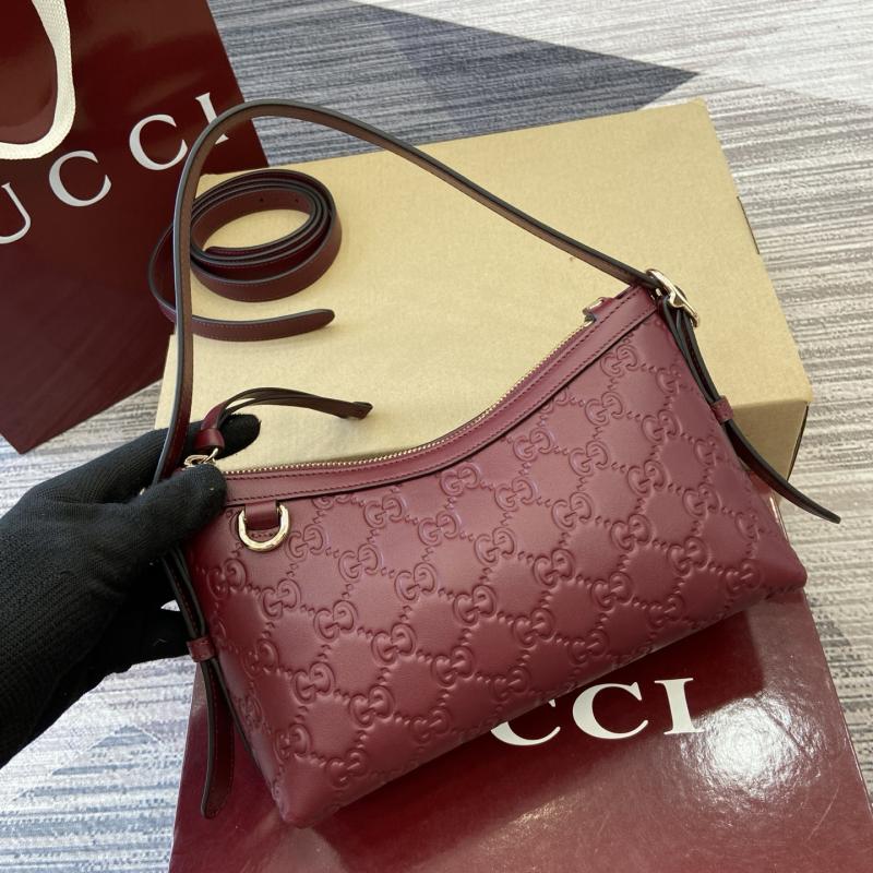 Gucci GG Emblem small shoulder bag Red 847450