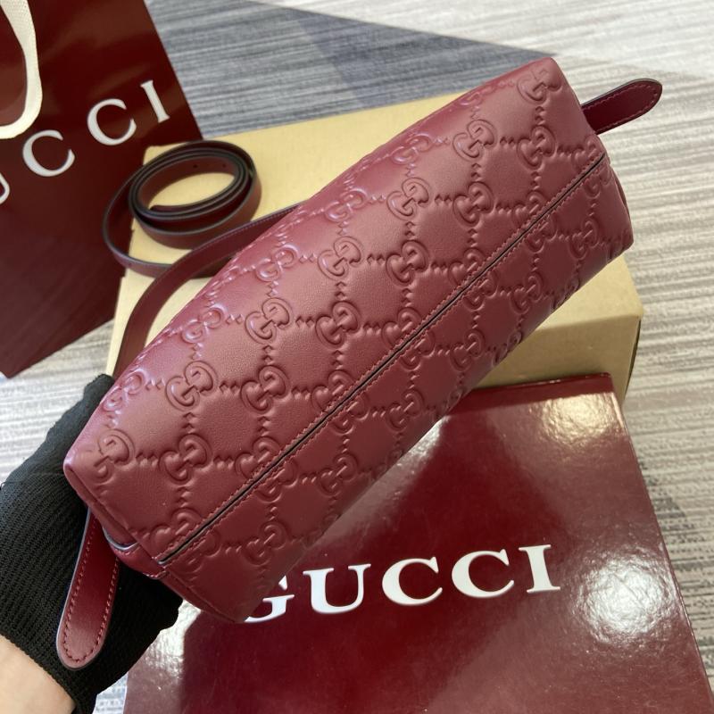 Gucci GG Emblem small shoulder bag Red 847450