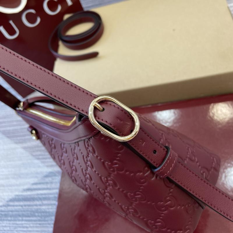 Gucci GG Emblem small shoulder bag Red 847450