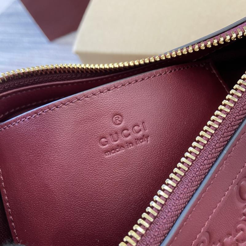 Gucci GG Emblem small shoulder bag Red 847450