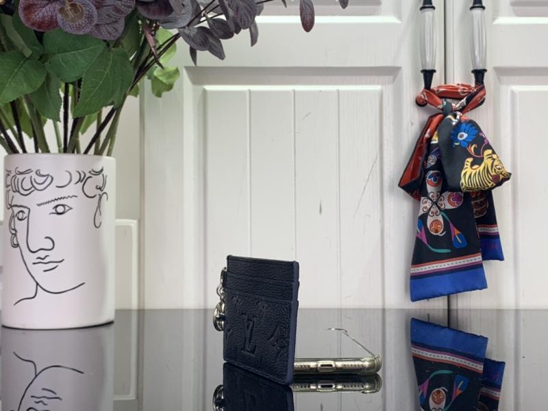 LV Charms Card Holder M26525