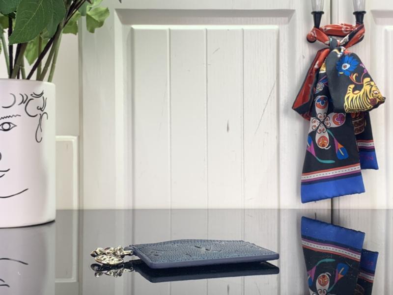 LV Charms Card Holder M26525