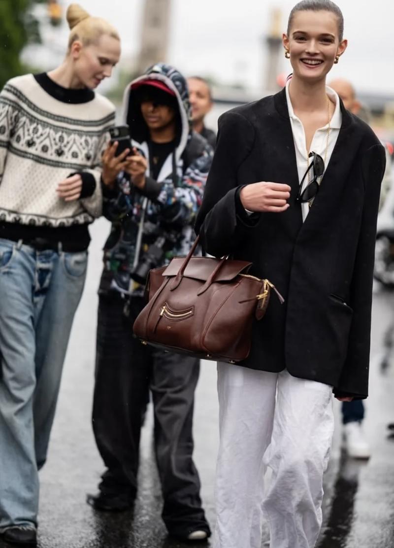 Medium Smiling New Luggage Dark Brown 123693