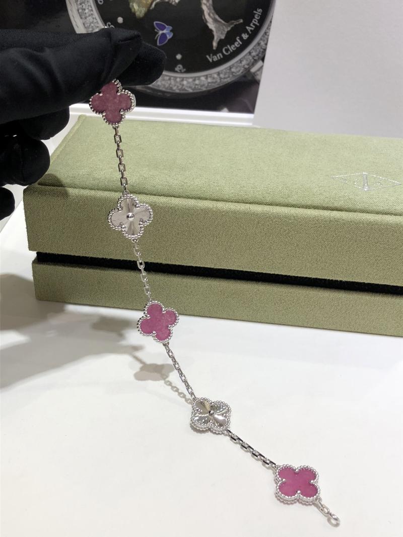 VCA Bracelet YVB102601