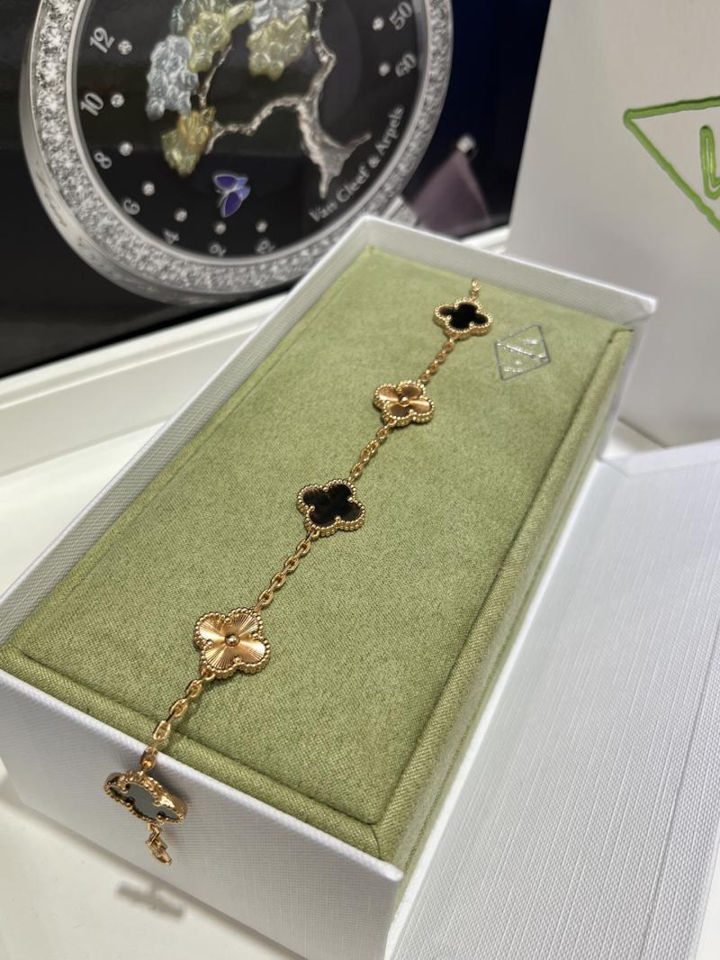 VCA Bracelet YVB102602