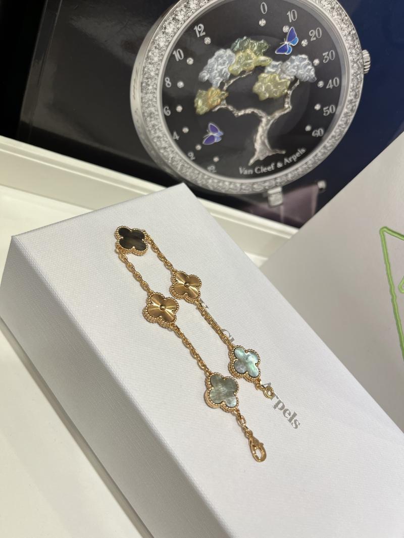 VCA Bracelet YVB102602