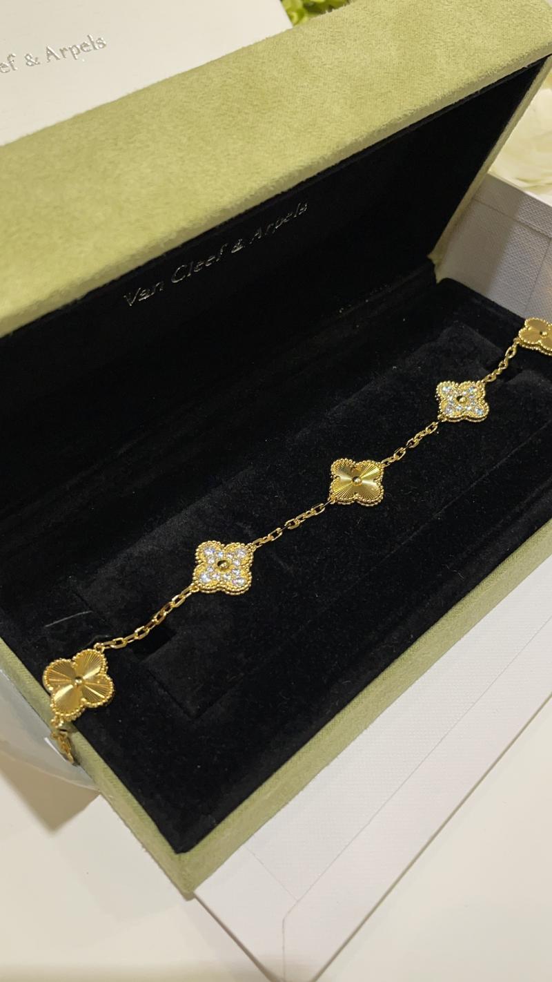 VCA Bracelet YVB102603