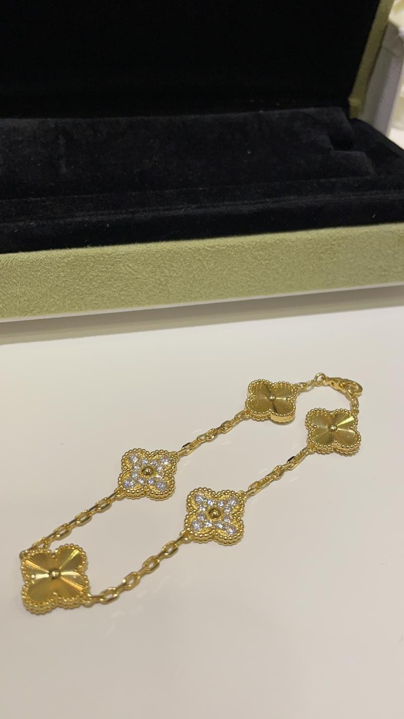 VCA Bracelet YVB102603