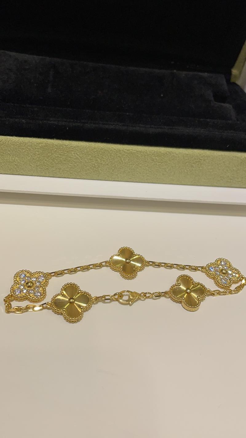 VCA Bracelet YVB102603