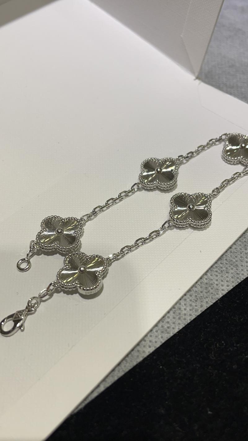 VCA Bracelet YVB102604