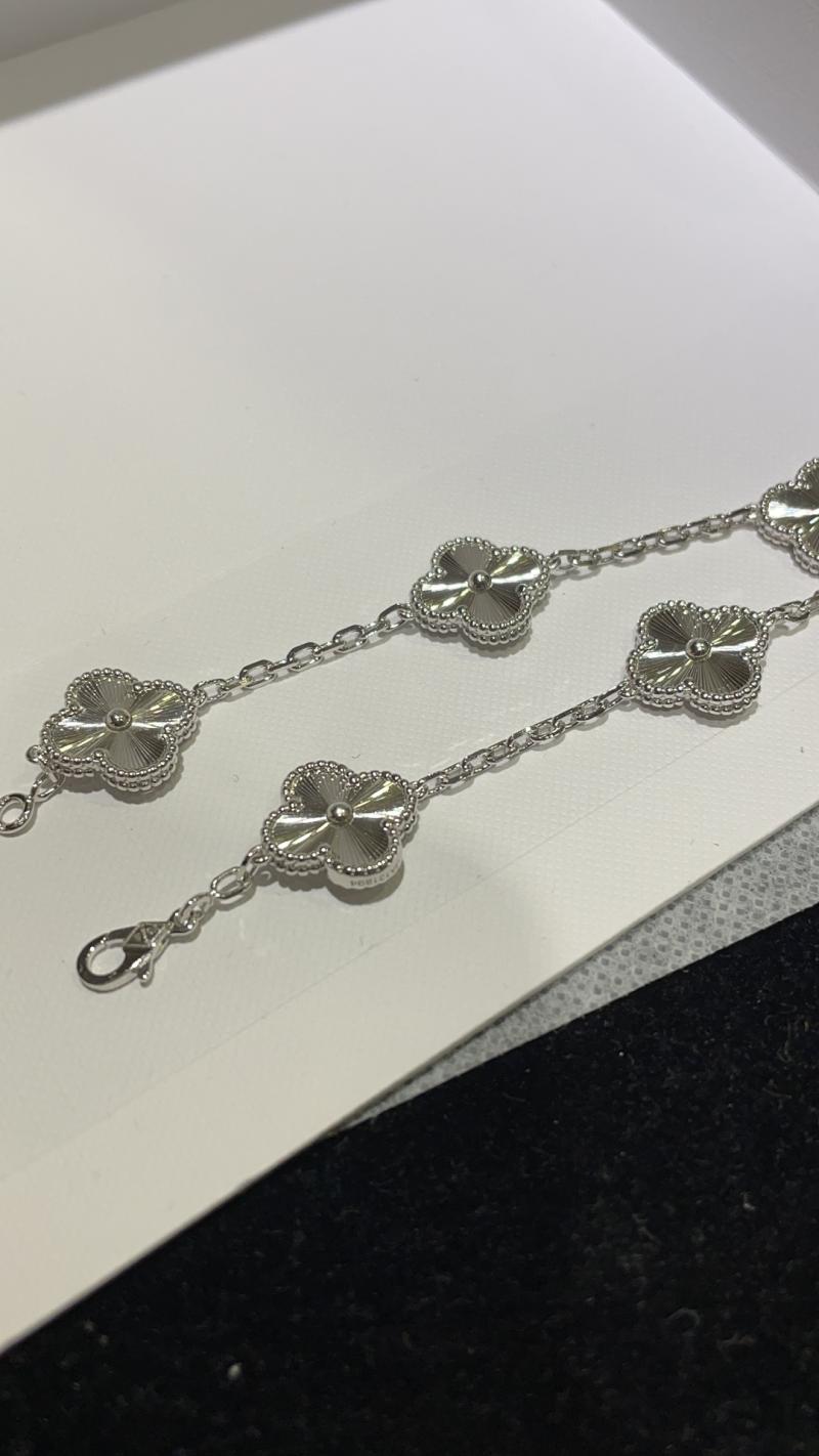 VCA Bracelet YVB102604