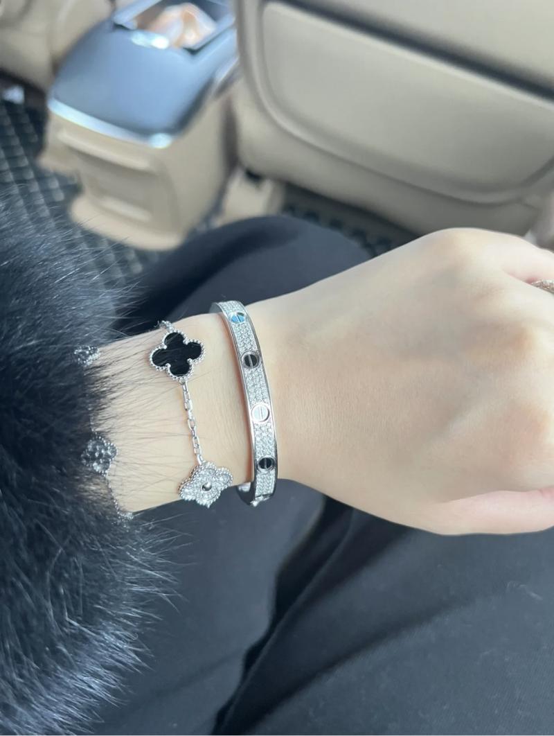 VCA Bracelet YVB102605