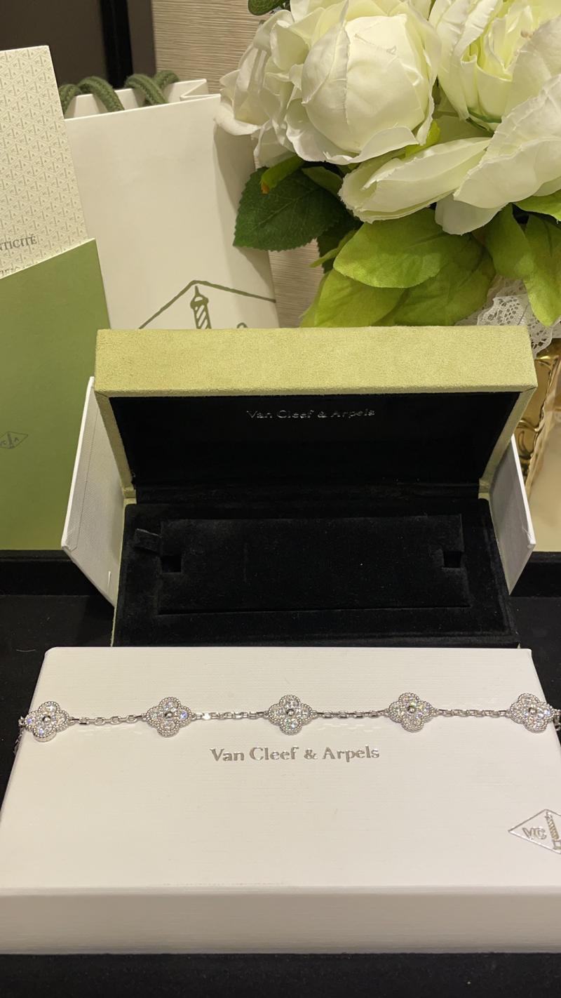 VCA Bracelet YVB102606