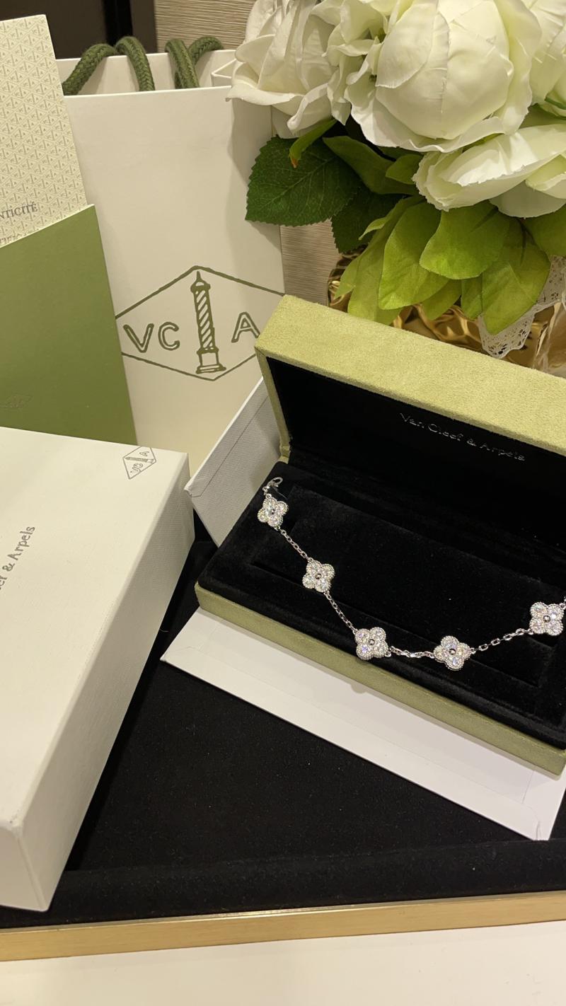 VCA Bracelet YVB102606