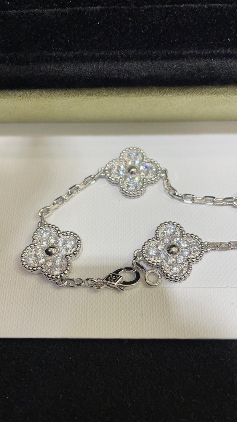 VCA Bracelet YVB102606