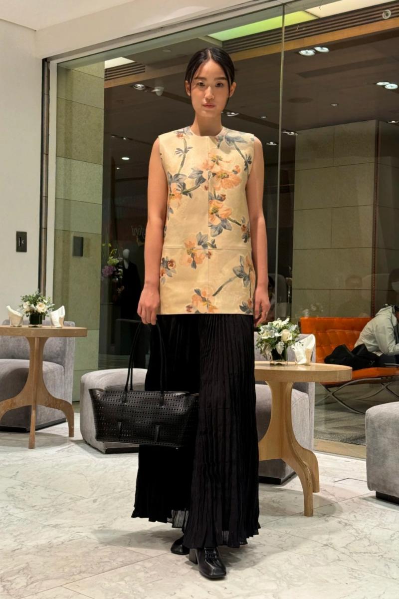 Alaia Neo Mina 32 Leather Tote Bag Black AL4422