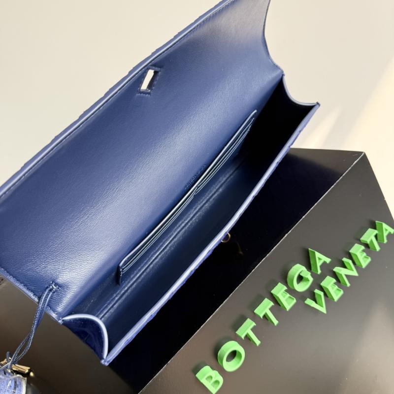 Bottega Veneta Andiamo Clutch Blue royal 741511