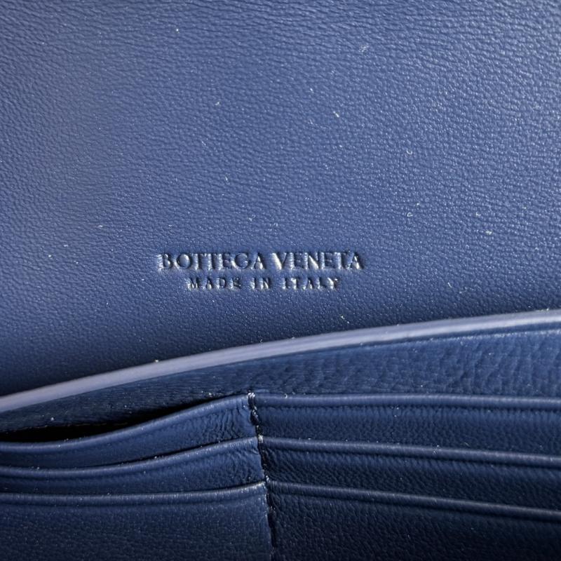 Bottega Veneta Andiamo Clutch Blue royal 741511