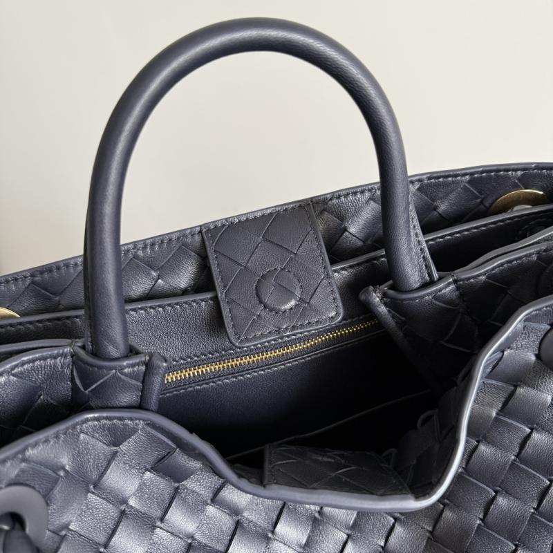 Bottega Veneta Medium Andiamo Dark Blue B743572