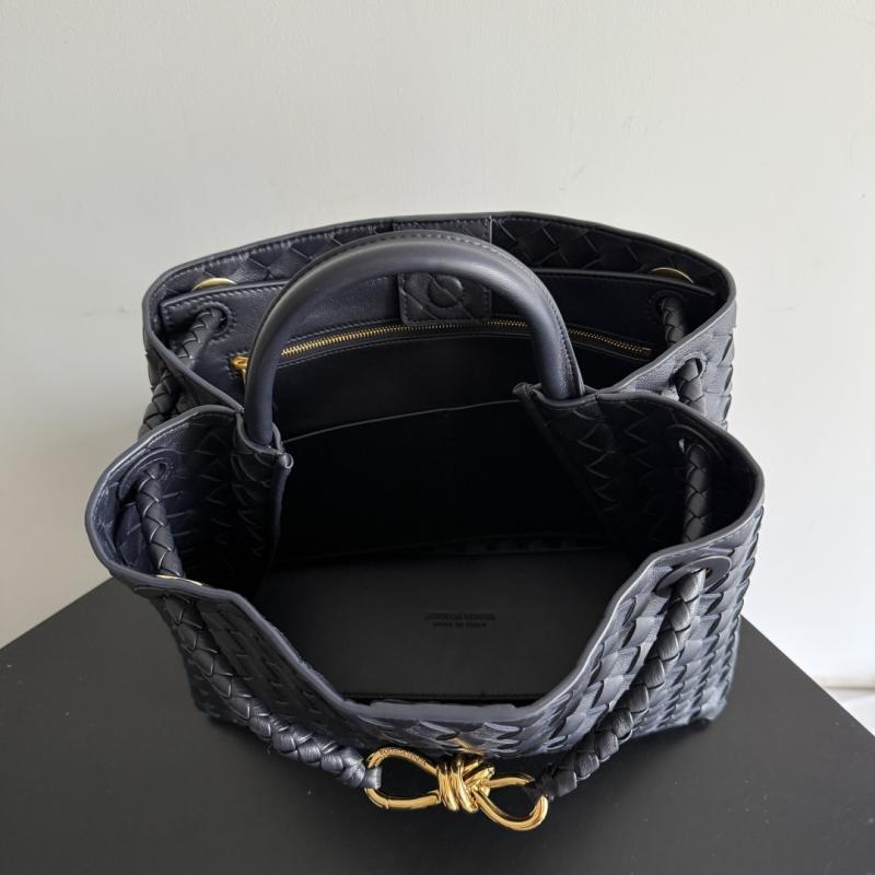Bottega Veneta Medium Andiamo Dark Blue B743572